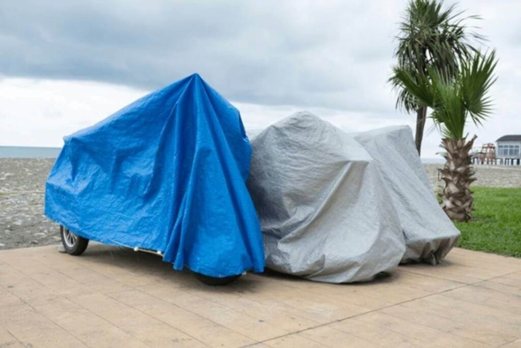A PE tarpaulin sheet can protect people and things from wind, rain, and sunlight. 