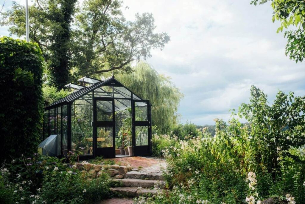 When choosing a tarpaulin greenhouse, size, climate and budget matter.