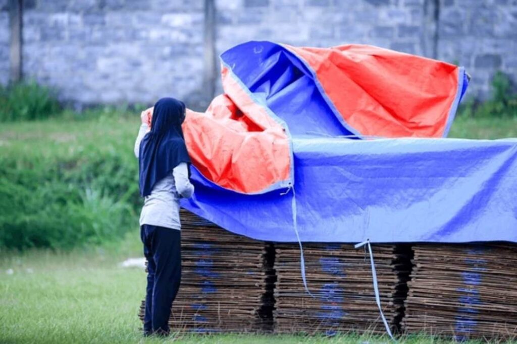 The different types of tarpaulin materials can be differentiated by their features and weave patterns.