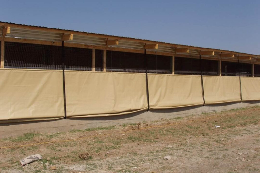 When designing a poultry shelter, it is important to choose a poultry curtain that matches the environment.